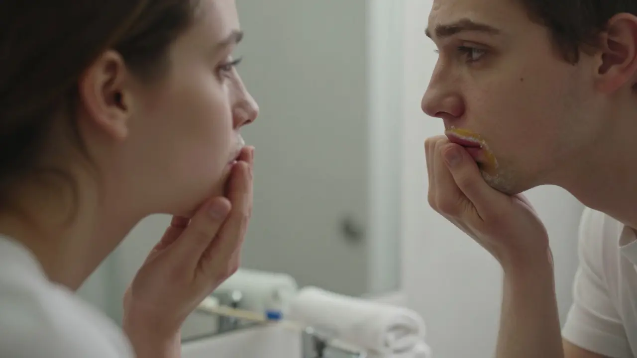 Jak zubní plak ovlivňuje naše sebevědomí