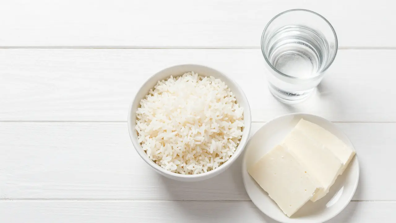 Sestava potravin bílé diety včetně rýže a sýra pro udržení bělosti zubů.