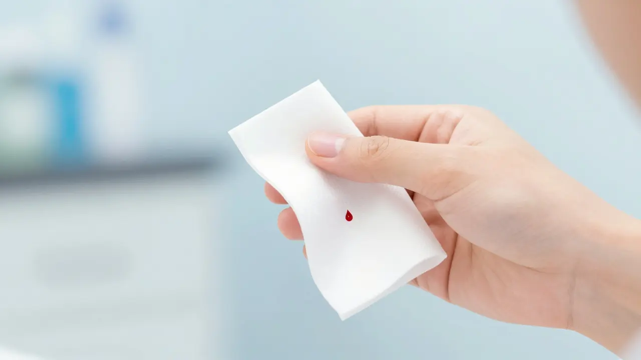 Jak se zotavit po kyretáži zubů: Kompletní průvodce péčí a úlevou od bolesti